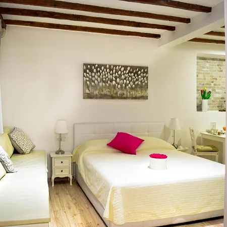 Rilati Old Town Palace 2 בית הארחה 3*