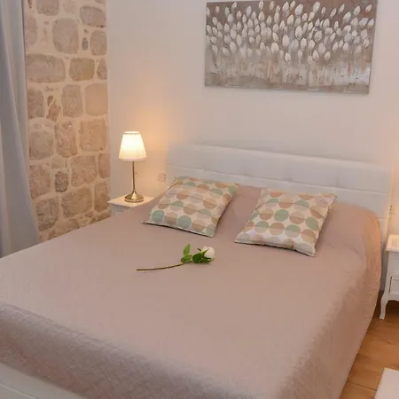 Rilati Old Town Palace 2 בית הארחה